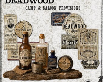 Op de afbeelding: Een verzameling labels en borden in vintage-stijl getiteld Deadwood Camp & Saloon Provisions, met teksten zoals Calamity Jane's Two-Bit Corn Whiskey, Deadwood Lager en Moustache Wax, weergegeven naast glazen flessen en een metalen beker op hout.