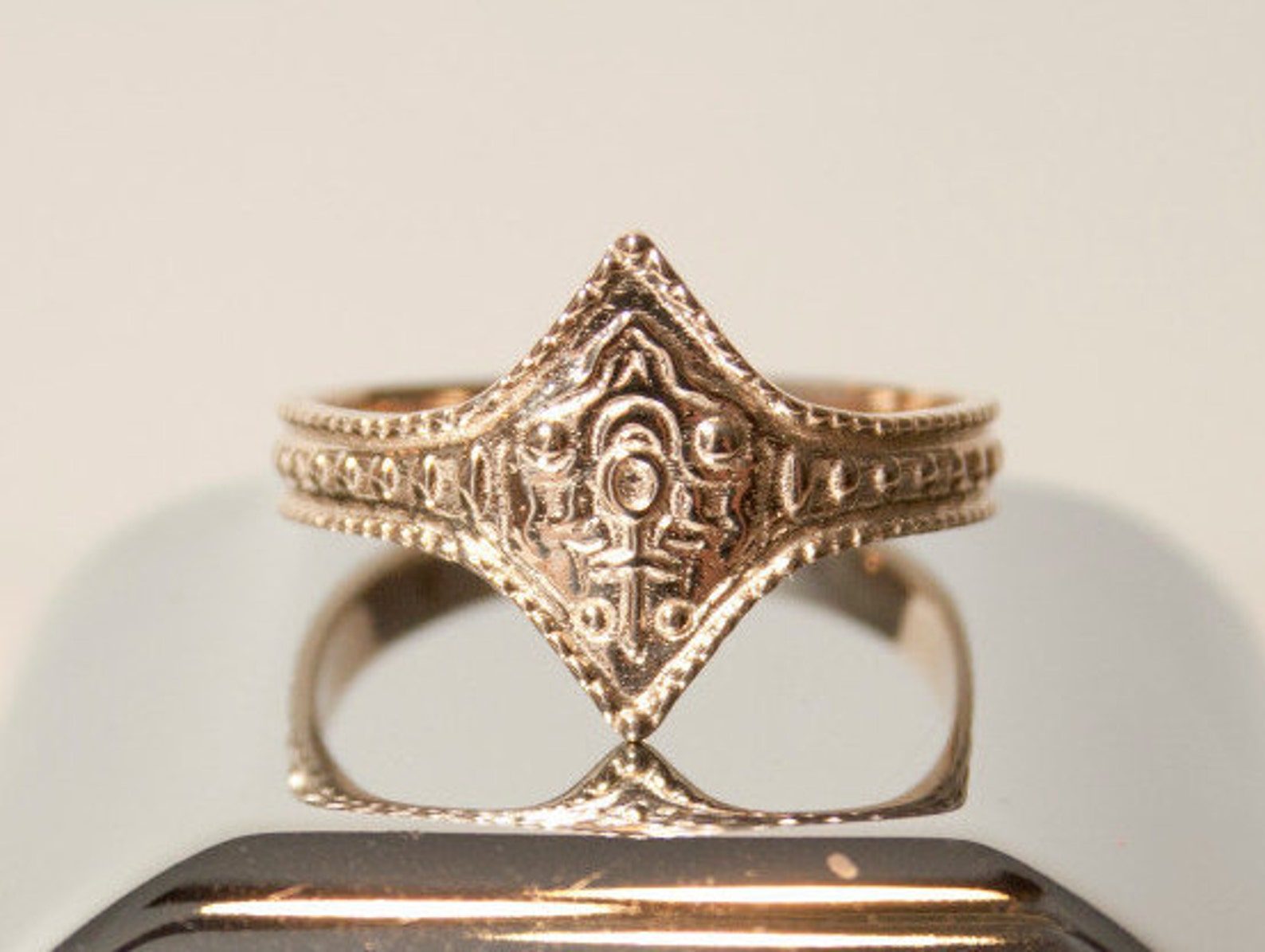 Кольцо благосклонности dark souls 3. Ring of favor. Кольцо благосклонности dark. Кольцо защиты дарк соулс. Игрушечные перстни.