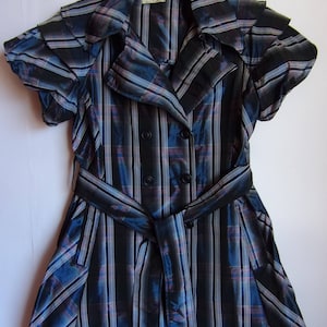 EN VENTE!!! Imperméable en nylon de printemps pour dames / bleu blanc noir rouge / manteau brillant / manches courtes / ceinture nouée / poches / bouton vers le haut / taille M- L / Fabriqué en Italie