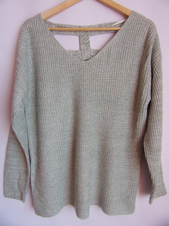 gray knitted sweater
