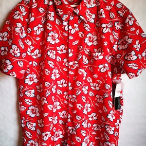 Vintage Mens Shirt/Summer Beach Shirt/Red with White Flowers/Short Sleeve/Button Up/Foldable Collar/Size XL