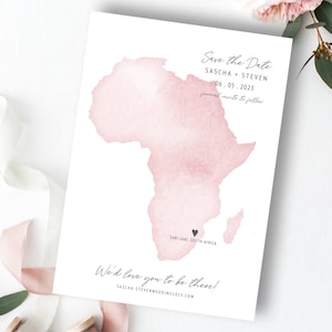 Könnte beinhalten: Eine rosafarbene Aquarell-Illustration des afrikanischen Kontinents mit einem Herz, das den Ort Sabi Sabi in Südafrika markiert. Der Text "Save the Date" befindet sich oben im Bild, gefolgt von "Sascha + Steven" und "06.05.2023". Der Text "formal invite to follow" befindet sich unter dem Datum. Der Text "We'd love you to be there!" befindet sich unten im Bild, gefolgt von "sascha-stevenwedding2023.com".