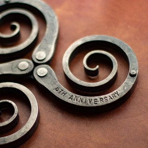 Sottopentola in metallo personalizzato con simbolo celtico del triscele - portapentola in ferro forgiato a mano - perfetto come regalo per il sesto anniversario