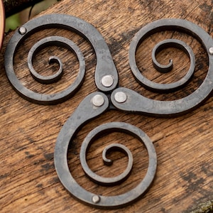 Dessous de plat en fer forgé fait main avec motif triskel celtique, support pour marmites, protecteur de table en métal