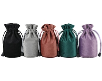 Pode incluir: Cinco saquinhos de veludo com cordão de ajuste em diferentes cores: preto, cinza, marrom, verde e roxo. Os saquinhos são todos do mesmo tamanho e formato, e têm um fecho de cordão.
