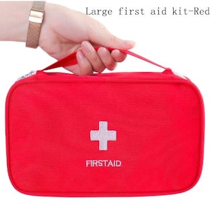Puede incluir: Un botiquín rojo con un emblema de cruz blanca y la palabra "FIRSTAID" bordada debajo. El kit tiene un asa y un cierre de cremallera. El texto "Large first aid kit-Red" está arriba.