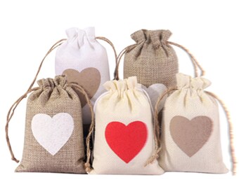 100 bolsas de arpillera con cordón y estampado de corazones para regalos de fiesta y joyería P121