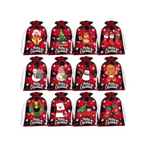 Pode incluir: Um conjunto de doze sacolas de presente de Natal com um padrão xadrez de búfalo vermelho e preto. Cada sacola apresenta um design festivo diferente, incluindo o Papai Noel, uma árvore de Natal e uma rena. As palavras "Merry Christmas" são impressas em cada sacola.