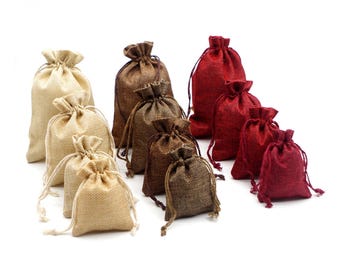 Könnte beinhalten: Ein Set kleiner Jutesäckchen mit Kordelzug in verschiedenen Größen und Farben, darunter Natur, Braun und Rot. Die Säckchen eignen sich perfekt zum Verpacken von kleinen Geschenken, Gefälligkeiten oder Schmuck.