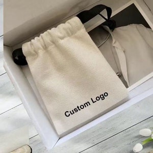 Bolsa de embalagem de joias personalizada 50 peças, sacos de lona de algodão, logotipo personalizado com fita, bolsa pequena chique, embalagem de joias-p021
