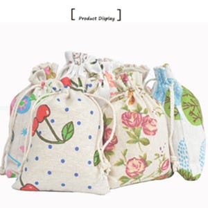 Puede incluir: Conjunto de seis pequeñas bolsas de cordón de tela de lino natural con varios patrones florales y de lunares. Las bolsas son perfectas para envolver regalos, favores de fiesta o guardar objetos pequeños.