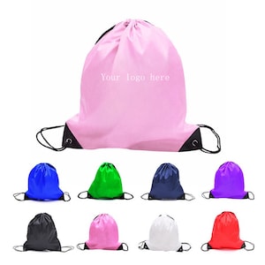 Op de afbeelding: Een set van tien trekkoordtassen in verschillende kleuren, waaronder roze, blauw, groen, zwart, wit en rood. De tassen zijn gemaakt van een lichtgewicht, waterbestendig materiaal en hebben een trekkoordsluiting. De tekst "Your logo here" is gedrukt op de roze tas.