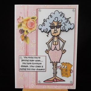 Carte d'anniversaire drôle humour femme femme femme sa mère aînée épouse soeur belle-soeur grand-mère tante amie - Stella a la maladie du meuble
