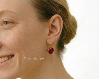 14-karätige Goldohrringe mit Rubin in Herzform: Brautschmuck mit Geburtsstein Juli