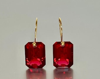 Rechteckige Ohrhänger mit Rubin aus 14-karätigem Gold: Geschenkidee für Juli, Geburtsstein, minimalistischer Schmuck mit rotem Stein