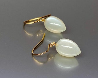 Pendientes de piedra lunar blanca natural de oro de 14K, pendientes de piedras preciosas pequeñas, pendientes de piedra de nacimiento de junio, regalo de joyería de piedra lunar para ella.