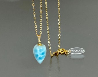 Collier à pendentif en larimar dominicain en or 14 carats, cadeau d'anniversaire de mars, cristal de guérison, superposition de bijoux en larimar de collier,