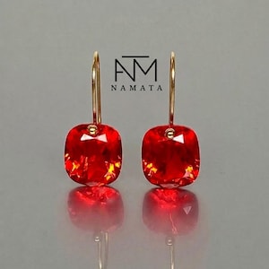 Puede incluir: Un juego de tres tazas de cerámica con un acabado moteado y mate. Las tazas son de color crema, gris claro y gris oscuro. Cada taza tiene un diseño simple y minimalista.