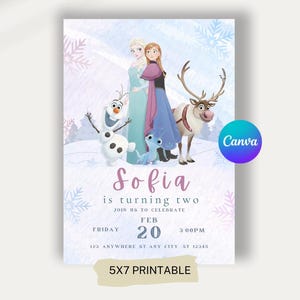 Może przedstawiać: Drukowane zaproszenie 5x7 z postaciami z filmu Kraina Lodu. Zaproszenie zawiera tekst "Sofia kończy dwa lata" ze szczegółami wydarzenia. Projekt zawiera ilustracje Elsy, Anny, Olafa, Svena i małego niebieskiego stworzenia.