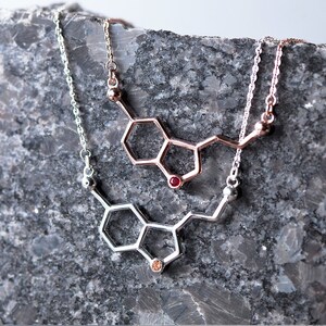 Collar con molécula de serotonina y piedra de nacimiento - Collar de química personalizado - Collar con símbolo de felicidad de molécula - Collar de serotonina - Piedra de nacimiento