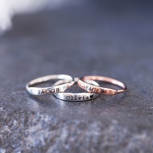 Anel com nome - Anel com nome personalizado - Anel com nome delicado - Presente de formatura - Anel empilhável - Mini anel com nome - Joias personalizadas