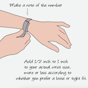 K&ouml;nnte beinhalten: Eine Hand h&auml;lt ein Ma&szlig;band um ein Handgelenk. Der Text lautet "Notieren Sie die Nummer" und "Addieren Sie 1/2 Zoll bis 1 Zoll zu Ihrem tats&auml;chlichen Handgelenkumfang, mehr oder weniger, je nachdem, ob Sie eine lockere oder enge Passform bevorzugen."