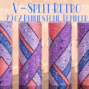 Puede incluir: Cuatro vasos de pedrería de 591 ml con un diseño retro en V. Los vasos están cubiertos de brillantes pedrería en tonos morado, rosa y azul. El texto "V-SPLIT RETRO 20 OZ RHINESTONE TUMBLER" se muestra en la parte superior.
