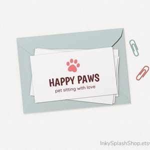 K&ouml;nnte beinhalten: Eine wei&szlig;e Karte mit einem rosa Pfotenabdruck und dem Text "HAPPY PAWS pet sitting with love" auf einem hellblauen Umschlag.