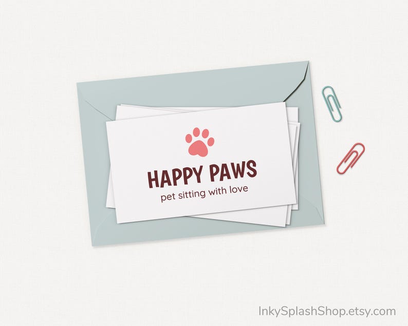 K&ouml;nnte beinhalten: Eine wei&szlig;e Karte mit einem rosa Pfotenabdruck und dem Text "HAPPY PAWS pet sitting with love" auf einem hellblauen Umschlag.