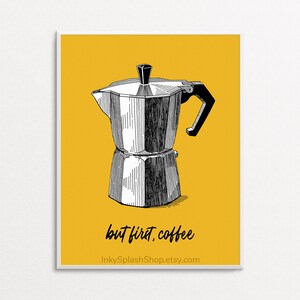 Arte imprimible de cafetera Moka con cita "Pero primero el café" sobre amarillo mostaza Decoración de pared de cocina moderna Póster de espresso Descargar