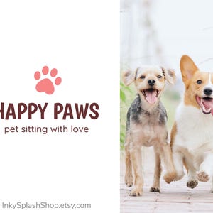 K&ouml;nnte beinhalten: Ein rosa Pfotenabdruck-Logo mit dem Text "HAPPY PAWS pet sitting with love" und der Website "InkySplashShop.etsy.com". Zwei Hunde, ein brauner und wei&szlig;er Corgi und ein brauner und grauer Terrier, rennen mit herausgestreckten Zungen auf die Kamera zu.