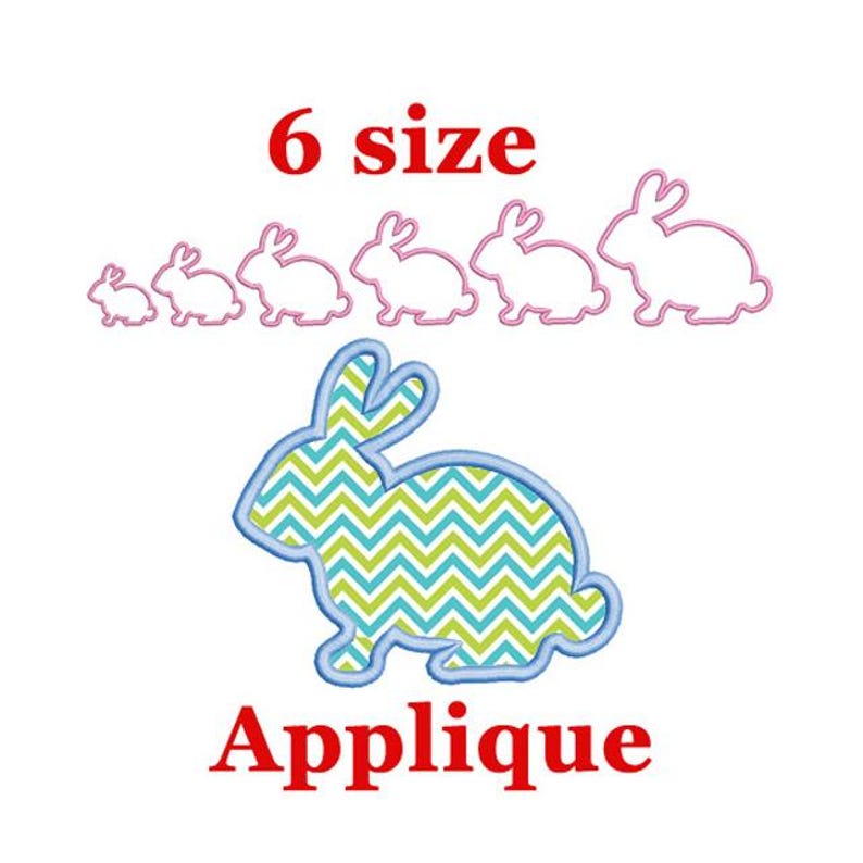 Pu&ograve; includere: Sei diverse dimensioni di un disegno di ricamo di applique di coniglio. Il coniglio pi&ugrave; grande &egrave; blu con un motivo a chevron verde e blu. Il testo "6 size Applique" &egrave; sotto i conigli.