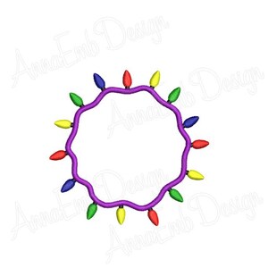 Puede incluir: Una cadena de luces de Navidad de color morado con bombillas de colores rojo, amarillo, verde y azul.