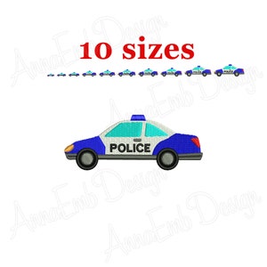 Può includere: Un'auto della polizia blu e bianca con un tetto blu chiaro e una scritta "POLICE" nera sul lato. L'auto è disponibile in 10 diverse dimensioni.