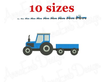 Può includere: Design ricamato di un trattore blu con rimorchio. L'immagine include il testo "10 taglie" in rosso. Una serie di piccoli disegni di trattori sono sopra il trattore principale.