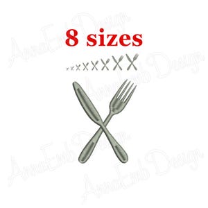 以下が含まれることがあります： ナイフとフォークが交差した刺繍のデザイン。デザインは8サイズ展開。テキスト「8サイズ」は赤色です。