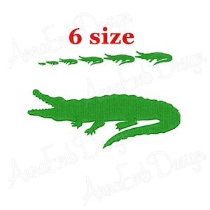 Könnte beinhalten: Grünes Alligator-Silhouetten-Stickmuster in sechs verschiedenen Größen. Das Design ist perfekt für die Erstellung von individueller Kleidung, Wohnaccessoires und vielem mehr.