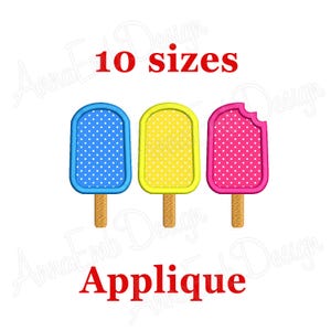 Pode incluir: Três desenhos de aplique de picolé bordados em azul, amarelo e rosa com bolinhas brancas. Os desenhos estão disponíveis em 10 tamanhos.