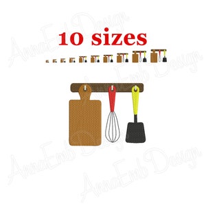 Puede incluir: Diseño bordado de una tabla de cortar de madera y utensilios de cocina colgados en un estante. El diseño incluye un batidor, una espátula y una tabla de cortar. El diseño está disponible en 10 tamaños.
