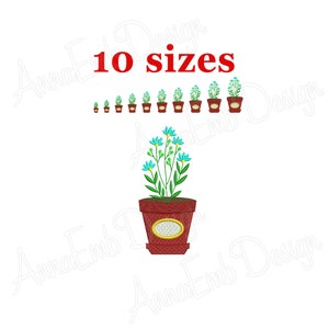 Op de afbeelding: Een borduurontwerp van een bloem in een pot met blauwe bloemen en groene bladeren, in een rode pot met een gouden ovaal etiket. De tekst "10 maten" staat erboven in het rood, met kleinere versies van het bloemontwerp.