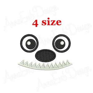 Puede incluir: Diseño de bordado de una cara de dibujos animados con ojos grandes, una nariz negra y una sonrisa blanca dentada. El texto "4 size" está por encima de la cara.