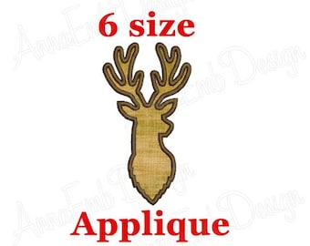 Op de afbeelding: Een bruin appliqué-ontwerp van een hertenkop met geweien. Het ontwerp is verkrijgbaar in 6 maten. De tekst "Applique" staat in rood onder de hertenkop.