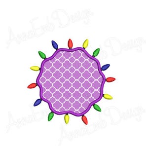 Puede incluir: Un marco circular con estampado morado y blanco con una cadena de luces navide&ntilde;as de colores alrededor del borde.