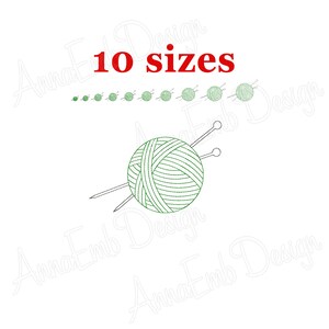 Może przedstawiać: Zielona kula włóczki z dwoma drutami do robótek na drutach wystającymi z niej. Obrazek jest oznaczony "10 rozmiarów".
