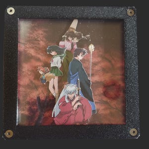 Könnte beinhalten: Gerahmtes Kunstwerk mit Anime-Charakteren. Das Bild zeigt eine Gruppe von Charakteren mit unterschiedlichen Outfits und Frisuren vor einem rotbraunen Hintergrund. Der Rahmen ist schwarz mit sichtbaren Schraubenköpfen an den Ecken, was einen Kontrast erzeugt.