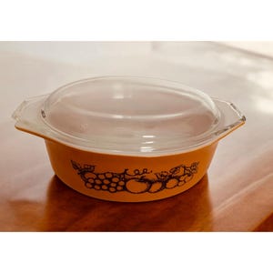 Pyrex Vintage Old Orchard Dish with Lid – 1.5 Quart Casserole Dish – Classic Brown and Orange Fruit Pattern – Retro Kitchenware