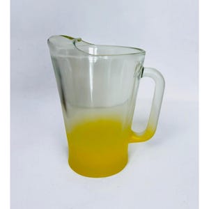 Pichet vintage Blendo en verre jaune : articles de bar modernes milieu de siècle