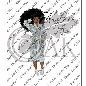 Peut inclure: Illustration numérique d'une femme noire vêtue d'une robe bleu clair avec une ceinture blanche. La femme a les cheveux brun foncé et sourit. Le texte "It's all about me another day" est écrit dans une police décorative sur un fond gris.