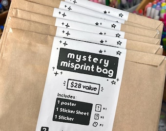 MYSTERIUM MISPRINT Överraskningspaket | Poster, klistermärkesark och klistermärke | Rabatterat blindväskepaket