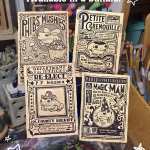 Może przedstawiać: Cztery plakaty w stylu vintage z ilustracjami żab. Plakaty są wydrukowane na teksturowanym papierze czarnym tuszem. Plakaty są zatytułowane "Phibs' Mushies", "Petite Grenouille", "Re-Elect P.P. Johnson" i "Magic Man".